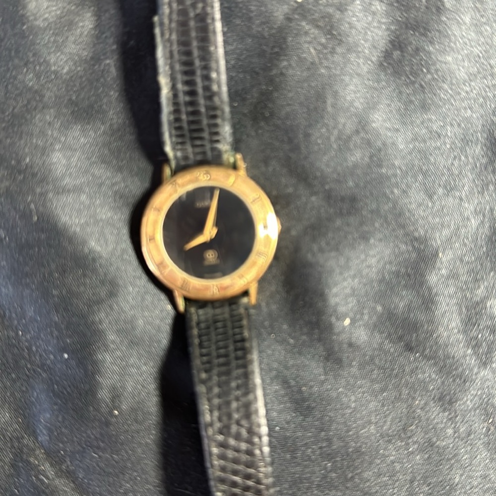 Gucci vintage watch Swiss quartz well loved needs battery - Picture 5 of 11